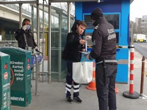 İstanbul'da, toplu ulaşımda maske dağıtılmaya başlandı