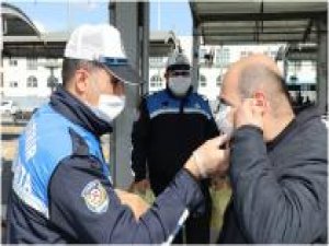 Şanlıurfa’da vatandaşlara ücretsiz maske dağıtıldı