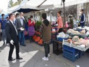 Bağlar Belediye Başkanı, kadın semt pazarında Covid-19 önlemlerini denetledi