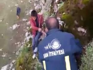 Kayalıklarda mahsur kalan çocuk zorlu bir çalışmayla kurtarıldı