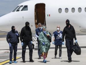 Eş-Şebab'ın 2 yıldır kaçırdığı İtalyan kadın Müslüman olarak geri döndü