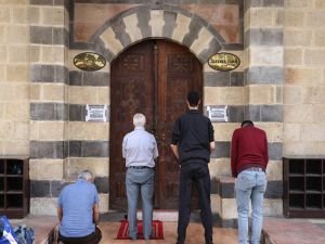 Müslümanlar camilerin ibadete açılması için gün sayıyor