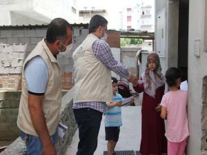 IHO-EBRAR'dan ihtiyaç sahibi ailelere gıda kolisi, çocuklara da bayram harçlığı