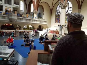 Almanya'da camilere sığmayan Müslümanlara kilise hizmet verdi