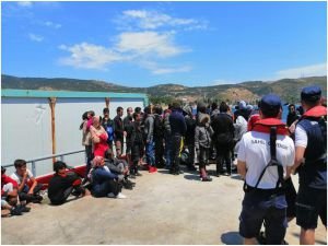 İzmir açıklarında 72 düzensiz göçmen kurtarıldı
