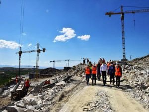 Malatya'da depremzedeler için inşa edilen konut çalışmaları tedbirler çerçevesinde sürüyor