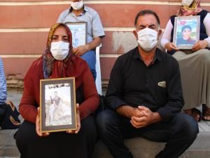 HDP Diyarbakır İl Binası önündeki evlat nöbetine bir aile daha katıldı