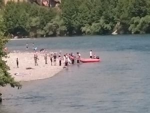 Diyarbakır'da nehirde mahsur kalan 7 kişilik aile kurtarıldı
