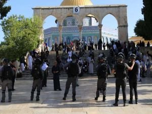 Siyonist işgal rejimi Mescidi Aksa'da Müslümanları alıkoyuyor