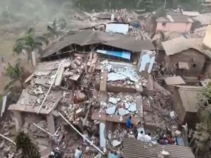 Hindistan'da çöken bir binanın altında onlarca kişi kaldı