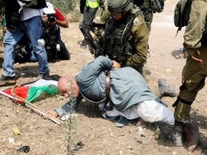 Filistinli yaşlı bir adam siyonist işgalciler tarafından vahşice darp edildi