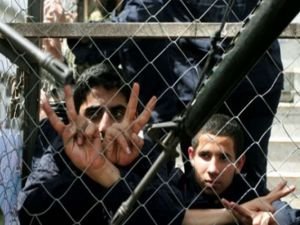 Filistinli çocuk esirler, siyonist işgal rejimi zindanlarında çok kötü şartlarda tutuluyor