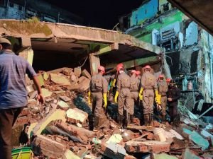 Hindistan'da çöken binada 13 kişi öldü