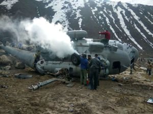 Afganistan'da 2 askeri helikopter düştü