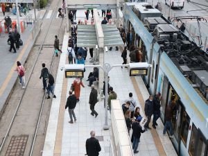 İstanbul'da toplu taşımalarda yaşanan yoğunluk sebebiyle sosyal mesafe kuralına uyulamıyor