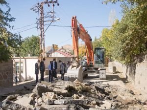Bitlis'in 13 mahallesinde alt ve üstyapı çalışmaları sürüyor