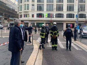 Fransa'nın Nice şehrinde bıçaklı saldırı