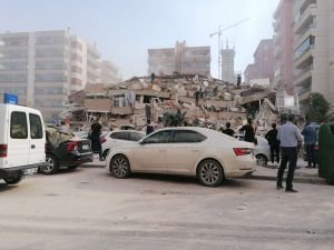 İzmir'deki depremde bazı binalar yıkıldı