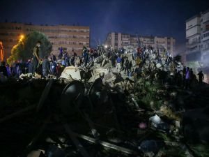 İzmir'deki depremde ölü sayısı 12'ye yaralı sayısı 419'a yükseldi