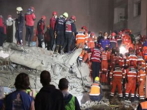 İzmir’deki depremde arama-kurtarma çalışmaları 81 saattir devam ediyor
