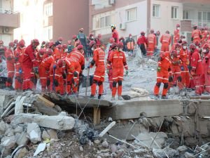 İzmir'de yıkılan binalarda arama-kurtarma çalışmaları devam ediyor