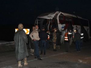 TIR ile yolcu otobüsü çarpıştı: 2 ölü 12 yaralı