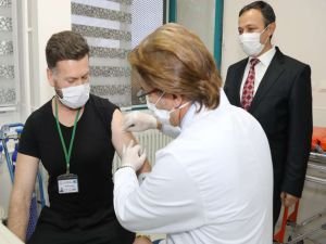 Türkiye'de Covid-19'a karşı geliştirilen ilk aşı gönüllülere yapıldı
