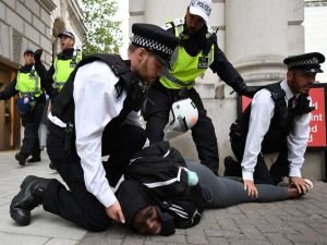 İngiltere'de karantina protestosu: 104 gözaltı