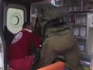 Alçaklık! Siyonist işgalciler ambulansta yaralı Filistinliye saldırdı