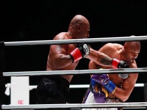 Eski ağır sıklet boks şampiyonu Mike Tyson gösteri maçı ile ringe çıktı