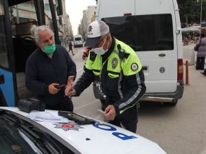Adana'da drone eşliğinde ve yolcu kılığındaki polisten maske denetimi