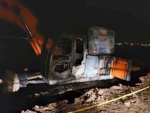 Diyarbakır'da belediyeye ait iş makinası yakıldı