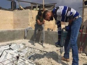 Siyonist işgal rejimi, Filistinli bir aileyi daha kendi evini yıkmaya zorluyor