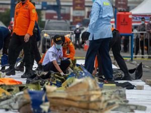 Endonezya'da düşen uçağın kara kutusu bulundu