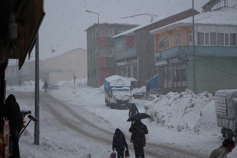 Karlıova’da aşırı kar yağışından dolayı okullar tatil edildi