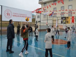 Bakan Kasapoğlu voleybol oynadıkları yerle gündem olan çocukları ziyaret etti