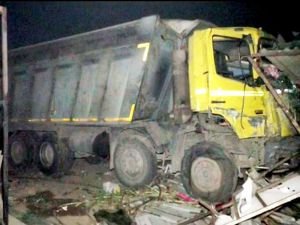 Hindistan'da kamyon göçmenleri ezdi: 15 ölü