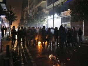 Lübnan'da güvenlik güçleri ile göstericiler çatıştı: 220 yaralı