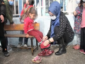 Şırnak'ta 500 köy çocuğuna kışlık giyecek yardımı