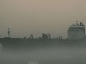 Yoğun kar nedeniyle Çanakkale Boğazı gemi geçişlerine kapatıldı
