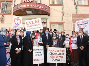 ​AK Parti Genel Başkan Yardımcıları Diyarbakır'da evlat nöbetindeki aileleri ziyaret etti