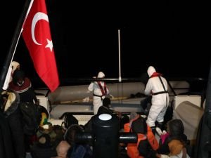 Türkiye Karasularına itilen 105 düzensiz göçmen kurtarıldı