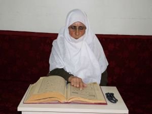 84 yaşındaki Hamide ninenin Kur'an-ı Kerim aşkı imrendiriyor