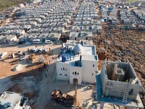 İdlip’de çadırda kalanlar için başlatılan “Briket ev” kampanyası devam ediyor