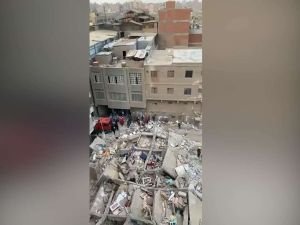 Mısır'da çöken 10 katlı binada 5 kişilik aileyi kurtarma çalışmaları sürüyor
