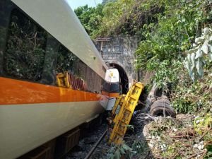 Tayvan'da tren raydan çıktı: 36 ölü