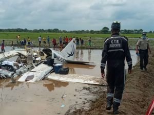 Ekvador'da uçağın düşme anı kameraya yansıdı: 6 ölü