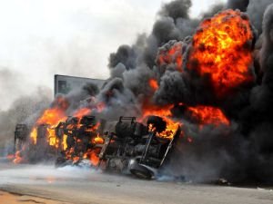 Nijerya'da yakıt tankeri patladı: En az 12 ölü yüzden fazla ev yandı
