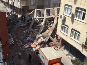 İstanbul'da 5 katlı bir bina çöktü