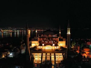 Ayasofya Camii 87 yıl aradan sonra Kadir Gecesi’nde mahya ile buluştu